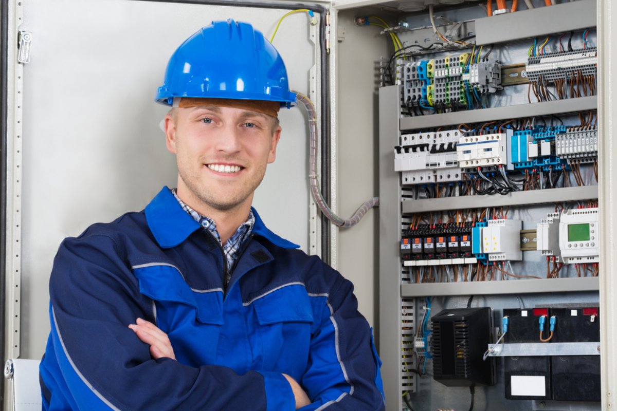 Elektroinstallateur verlegt neue Stromleitungen bei einer Altbausanierung in Berlin