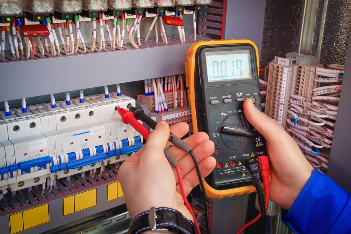 Elektriker vom 24h-Elektronotdienst Berlin behebt nachts einen Stromausfall am Sicherungskasten