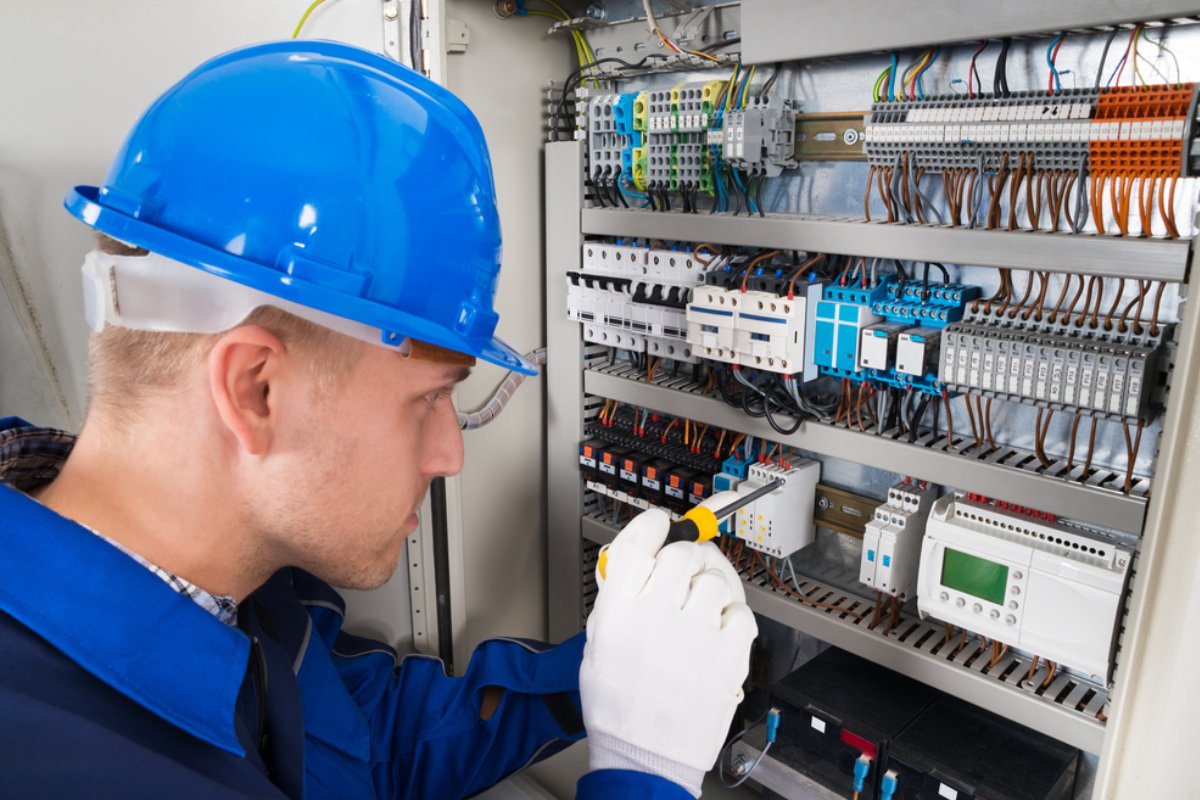 Elektriker rüstet FI-Schutzschalter in einem modernen Sicherungskasten in Berlin nach