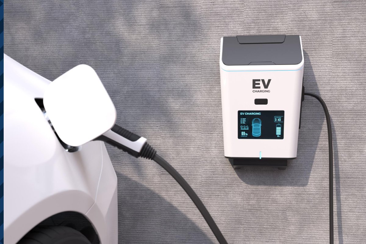 Elektriker installiert eine 11-kW-Wallbox zum Laden eines E-Autos an einer Garage in Berlin